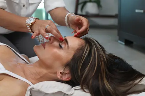 Procedimento de harmonização orofacial em andamento no Instituto Anna Ferraz